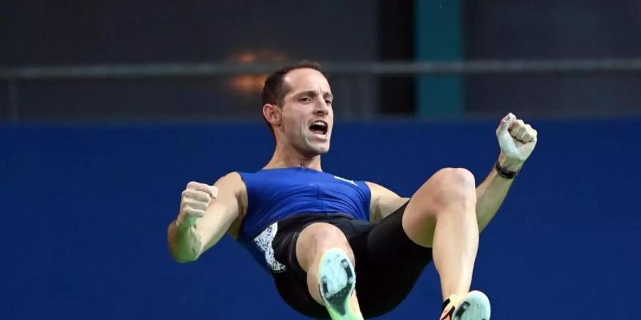 Renaud Lavillenie sprang beim Leichtathletik-Hallenmeeting im französischen Tourcoing 6,02 Meter. Foto: Uli Deck/dpa-Pool/dpa