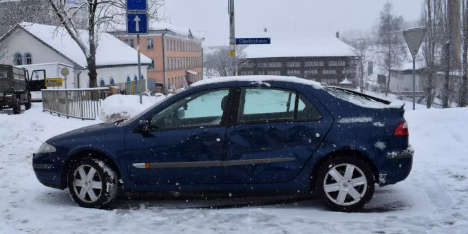 Auto kollidiert mit Militärlastwagen.