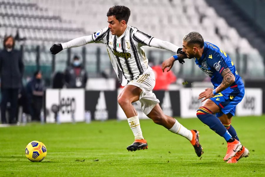 Juves Paolo Dybala (l.) behauptet den Ball gegen Roberto Pereyra (r.) von Udinese.