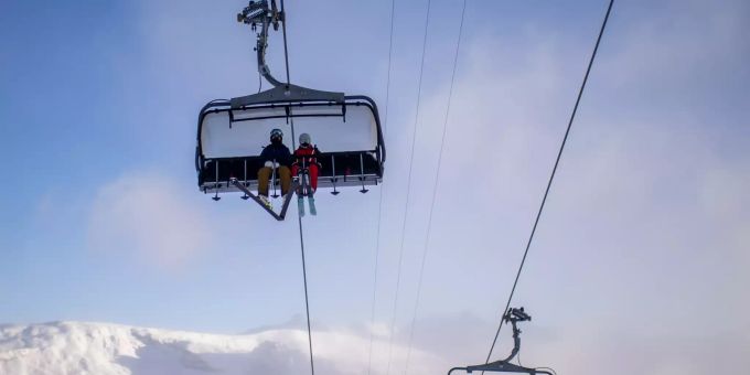 26.12.2020, Schweiz, Falera: Skifahrer fahren in einem Lift auf einen Berg im Skigebiet Flims Laax Falera. Positive Saison für grosse Skigebiete. positive skigebiete
