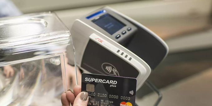Wer mit dem Kärtli bezahlen möchte, der kann das bis zu einem Betrag von 80 Franken auch weiterhin ohne die Eingabe eines Pin-Codes tun. Wer mit dem Kärtli bezahlen möchte, der kann das bis zu einem Betrag von 80 Franken auch weiterhin ohne die Eingabe eines Pin-Codes tun.