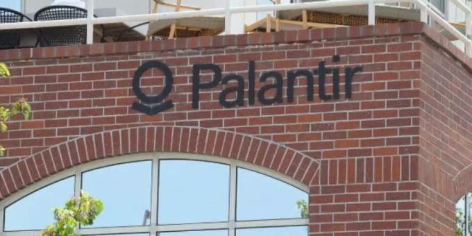 Das Logo von Palantir Technologies an einem Bürogebäude. palantir