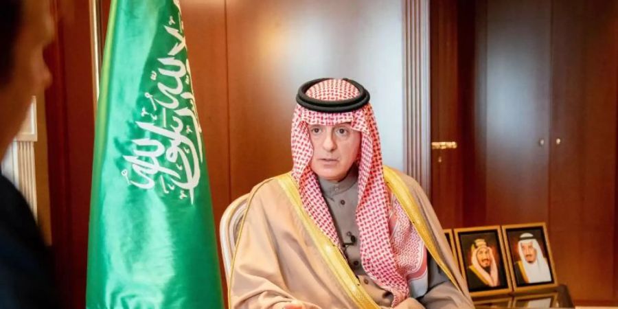 Adel al-Dschubair, Staatsminister für Auswärtiges von Saudi Arabien, spricht bei einem Interview. Foto: Kay Nietfeld/dpa