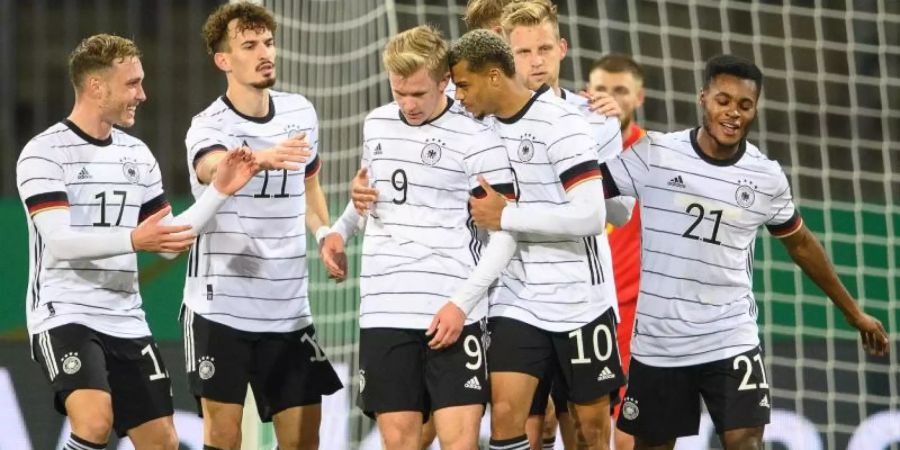 Deutschlands U21-Spieler jubeln über einen weiteren Treffer gegen Wales. Foto: Swen Pförtner/dpa