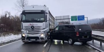 Kollision zwischen Personenwagen und Sattelzug