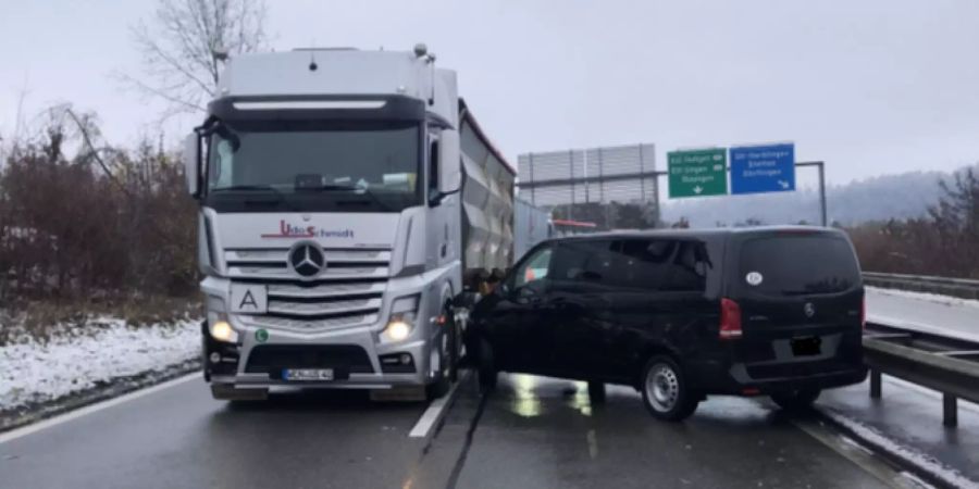 Kollision zwischen Personenwagen und Sattelzug