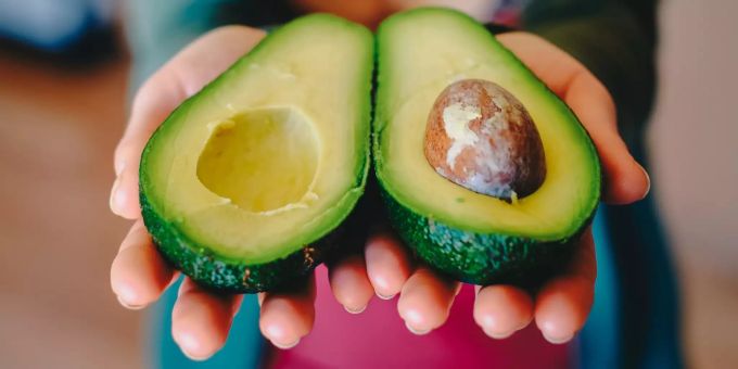 Eine Avocado will richtig aufgeschnitten werden. avocado