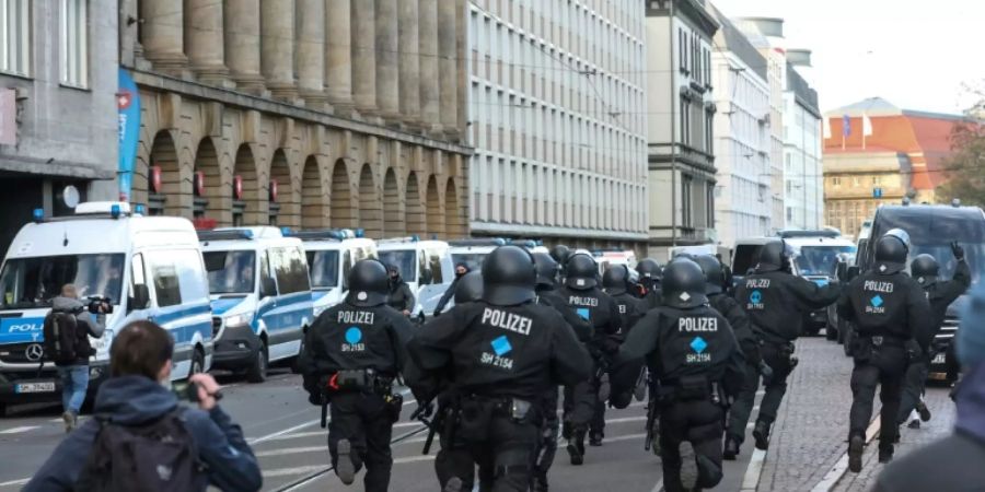Polizisten und Journalisten bei einer Demonstration