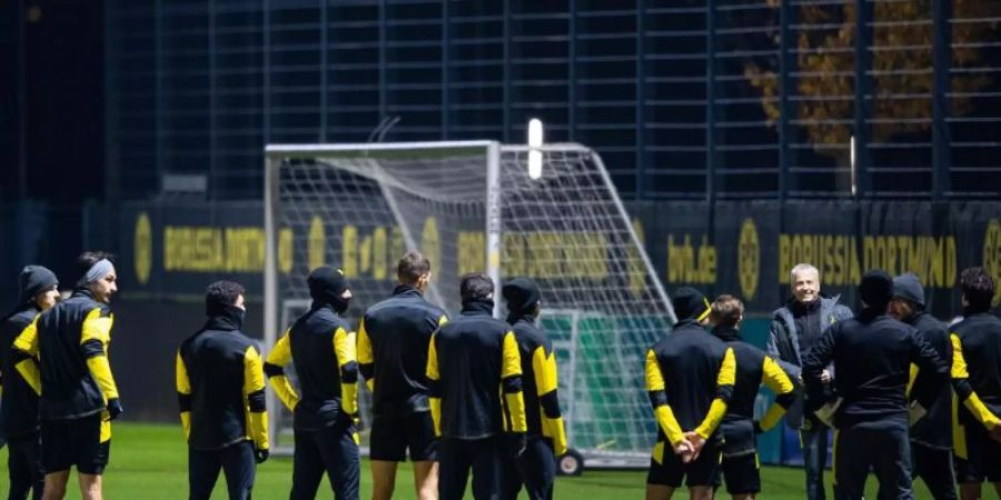 Abschlusstraining von Borussia Dortmund: Trainer Lucien Favre (4.v.r) hält vor der Mannschaft eine Ansprache. Foto: Guido Kirchner/dpa