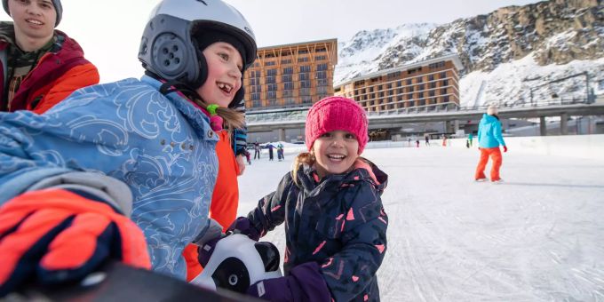 Das Eisfeld in Andermatt nimmt am 28. November 2020 seinen Betrieb auf.