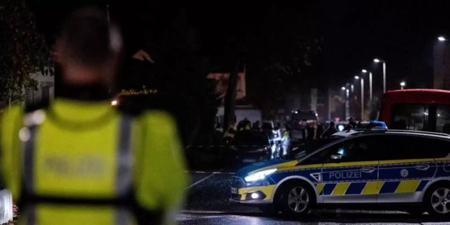 Nach Schüssen in Meckenheim sichern Polizisten den Tatort ab. Foto: Fabian Strauch/dpa