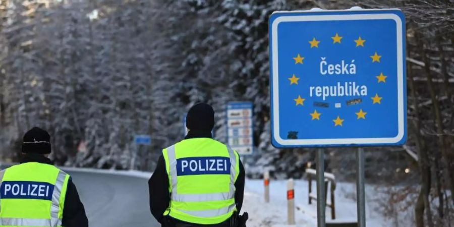 Die verschärften deutschen Einreiseregeln an den Grenzen zu Tschechien und Tirol könnten sich auf die Autoindustrie auswirken. Foto: Matthias Balk/dpa