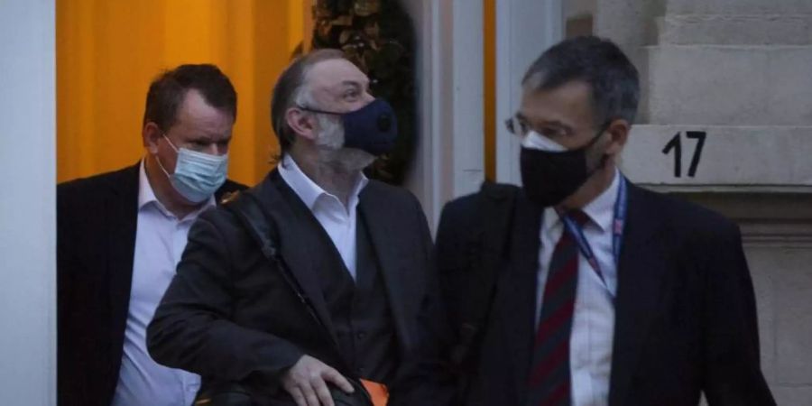 David Frost (l.), Grossbritanniens Brexit-Chef-Unterhändler, und Tim Barrow (m.), Grossbritanniens EU-Botschafter, verlassen die Residenz des britischen Botschafters in Brüssel. Foto: Virginia Mayo/AP/dpa