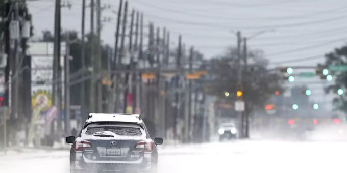 Ein Auto fährt auf einer zugeschneiten Strasse. Im südlichen US-Bundesstaat Texas sind wegen ungewöhnlich kalten Winterwetters Hunderttausende Menschen mindestens zeitweise ohne Strom gewesen. Foto: David J. Phillip/AP/dpa Ein Auto fährt auf einer zugeschneiten Strasse. Im südlichen US-Bundesstaat Texas sind wegen ungewöhnlich kalten Winterwetters Hunderttausende Menschen mindestens zeitweise ohne Strom gewesen. Foto: David J. Phillip/AP/dpa