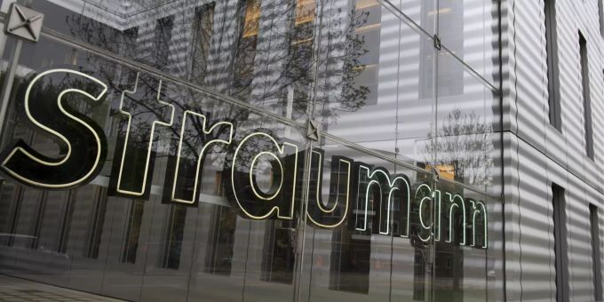 Das Logo des Herstellers von Dentalimplantaten Straumann am Jacob-Burckhardt-Haus in Basel. Straumann