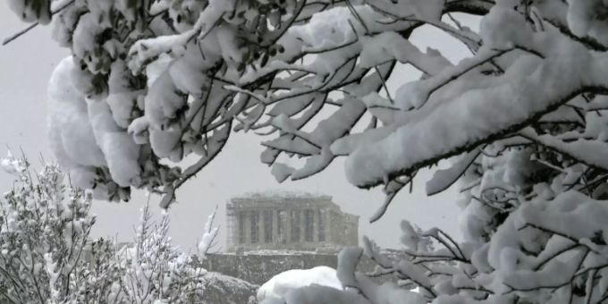 Parthenon auf der Akropolis unter Schneedecke. athen
