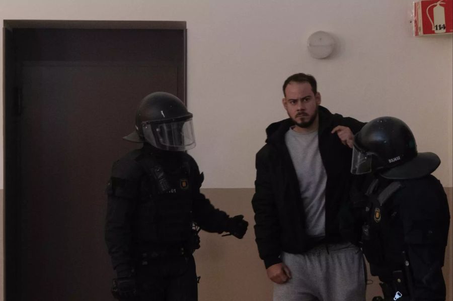 Eine Spezialeinheit der Polizei von Katalonien verhaftet den Rapper Pablo Hasel in der Universität von Lleida.