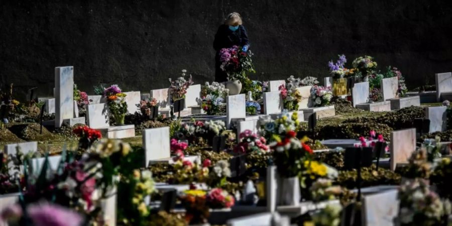 Friedhof in Portugal am Vorabend von Allerheiligen