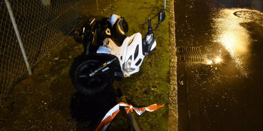 Kollision zwischen Roller und Lieferwagen