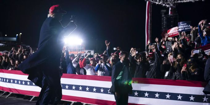 Donald Trump spricht vor Anhängern bei einer Wahlveranstaltung am Hickory Regional Airport in North Carolina. Election 2020 Trump