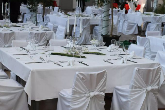 So könnte die Dekoration eines Hochzeitsanlasses organisiert durch prime-food Catering & Events aussehen. prime-food Catering & Events