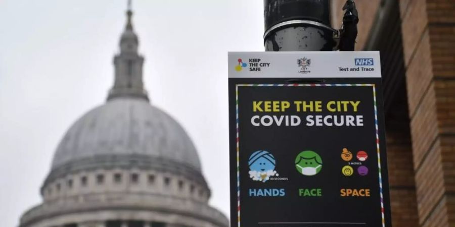 Ein Schild weist vor der St. Pauls Kathedrale in London auf die coronabedingten Hygienemassnahmen hin. Trotz Lockdowns fürchten britischen Experten eine weitere Verschärfung der Lage. Foto: Dominic Lipinski/PA Wire/dpa