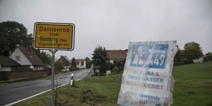 Protestschild am Ortseingang von Dannenrod Protestschild am Ortseingang von Dannenrod