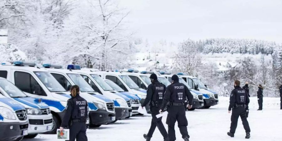 In Winterberg (Nordrhein-Westfalen) waren vorsorglich zahlreiche Polizisten im Einsatz. Foto: Marcel Kusch/dpa