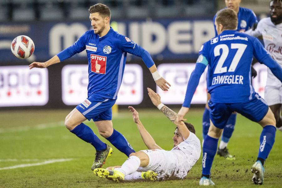 Luzerns Simon Grether (l.) im Duell mit Servette-Angreifer Theo Valls (r.).