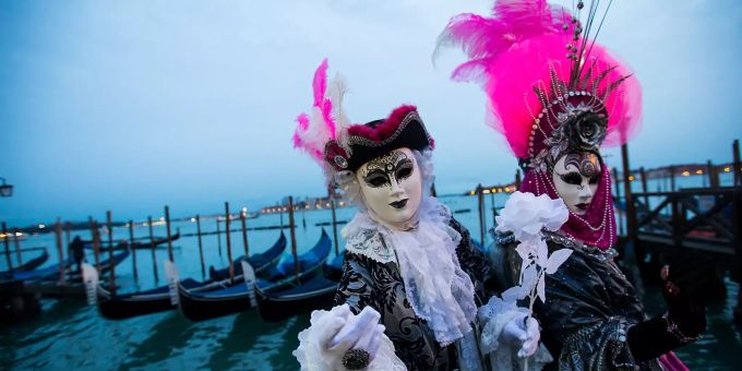 Kostümierte Menschen feiern Karneval. Karneval Venedig
