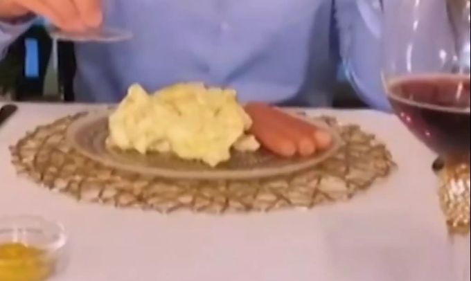 Bei den Wendlers war das Festessen kulinarisch: Kartoffelsalat und Würstchen. michael wendler