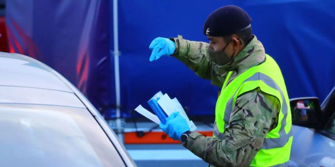 Ein Mann führt einen Corona-Test bei einer im Auto sitzenden Person am Hafen von Dover durch. Die britische-französisch Grenze soll über die Weihnachtsfeiertage offen bleiben und der Verkehr durch den Eurotunnel soll weitergehen. Foto: Aaron Chown/PA Wire/dpa coronavirus frankreich
