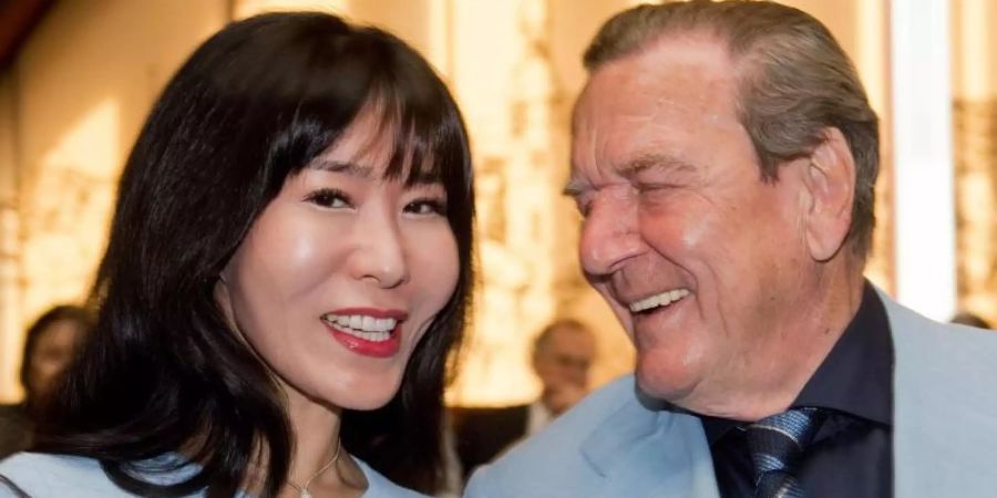 Sie nehmen es mit Humor: Gerhard Schröder und Soyeon Schröder-Kim. Foto: Julian Stratenschulte/dpa