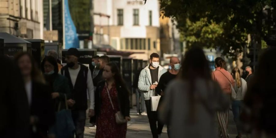 Passanten mit Schutzmasken in Berlin