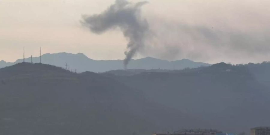 Rauch am Horizont: Bei den blutigen Kämpfen zwischen armenischen und aserbaidschanischen Streitkräften ist kein Ende absehbar. Foto: Uncredited/AP/dpa