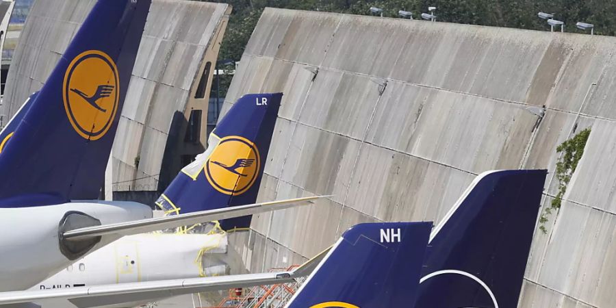 Es sieht nicht gut aus für die Lufthansa, die Flugzeuge stehen am Boden. Nun braucht die Airline frisches Geld (Symbolbild).