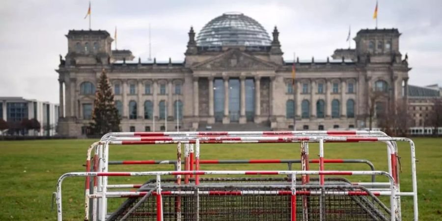 Die Störaktionen von Gästen der AfD-Fraktion im Bundestag hat für zwei Beteiligte ein Nachspiel. Foto: Bernd von Jutrczenka/dpa