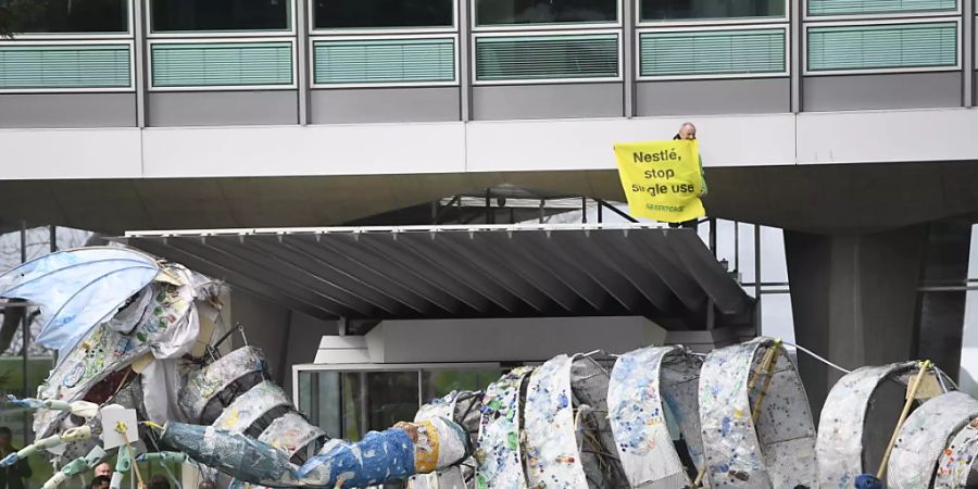 Im letzten Jahr brachten Greenpeace Aktivisten die auf dem Meer und an Stränden gesammelten Plastikverpackungen von Nestlé in Form eines riesigen Monsters zurück an den Hauptsitz des Nahrungsmittelkonzerns in Vevey. (Archivbild)