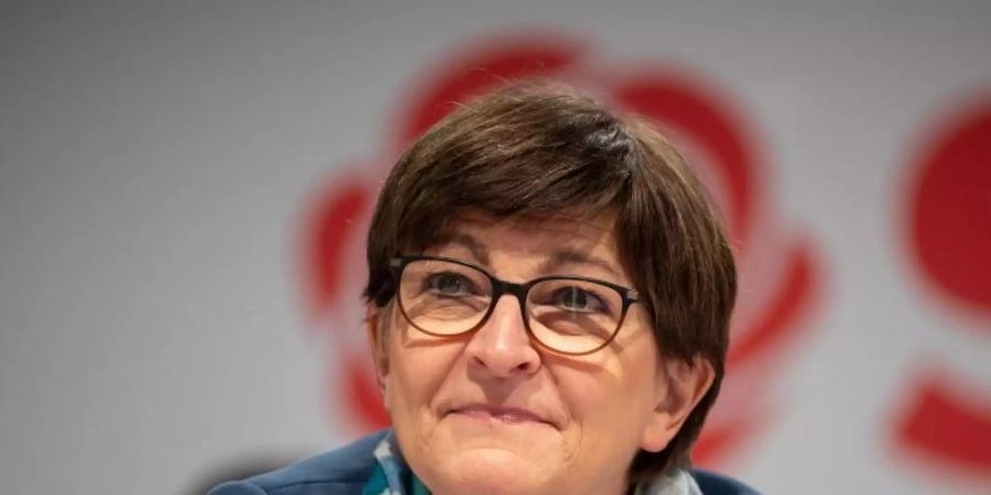 «Ich habe die klare Erwartung, dass wir heute im Koalitionsausschuss über eine Neuauflage des Kinderbonus sprechen», sagt Saskia Esken. Foto: Sebastian Gollnow/dpa