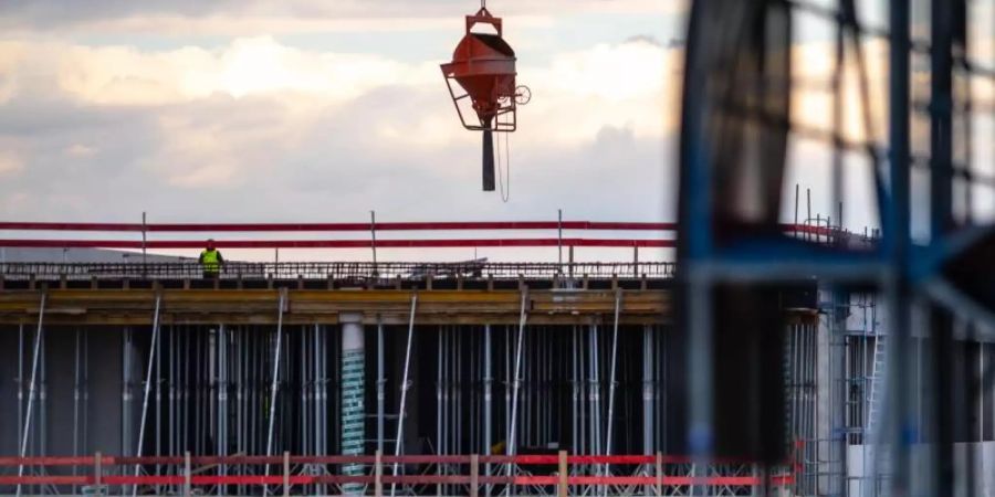 Das Baugewerbe steigerte seinen Ausstoss um 1,5 Prozent. Foto: Bernd Thissen/dpa