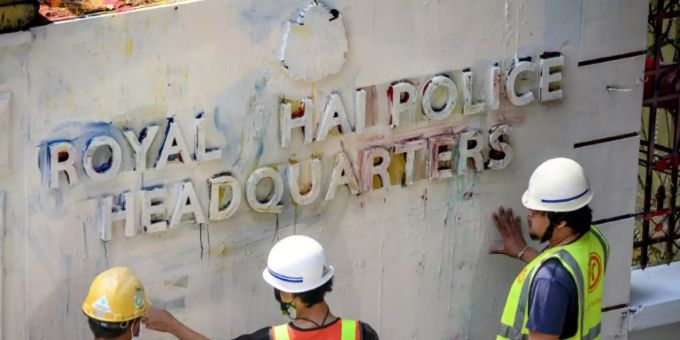 Die beschmierte Mauer des Polizeigebäudes in Bangkok Die beschmierte Mauer des Polizeigebäudes in Bangkok