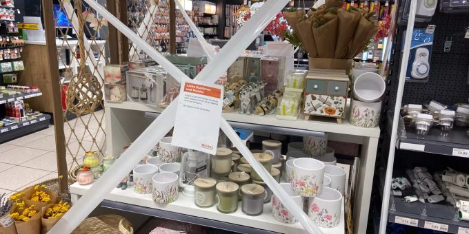 Im Migros Do It + Garden an der Marktgasse in Bern sind verschiedene Bereiche abgesperrt und mit einem Hinweis an die Kundschaft versehen. coronavirus
