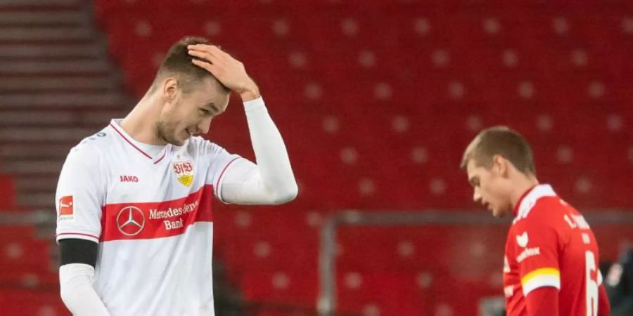 Der Stuttgarter Doppel-Torschütze Sasa Kalajdzic (l) hatte vergessen, sich im Managerspiel aufzustellen. Foto: Sebastian Gollnow/dpa