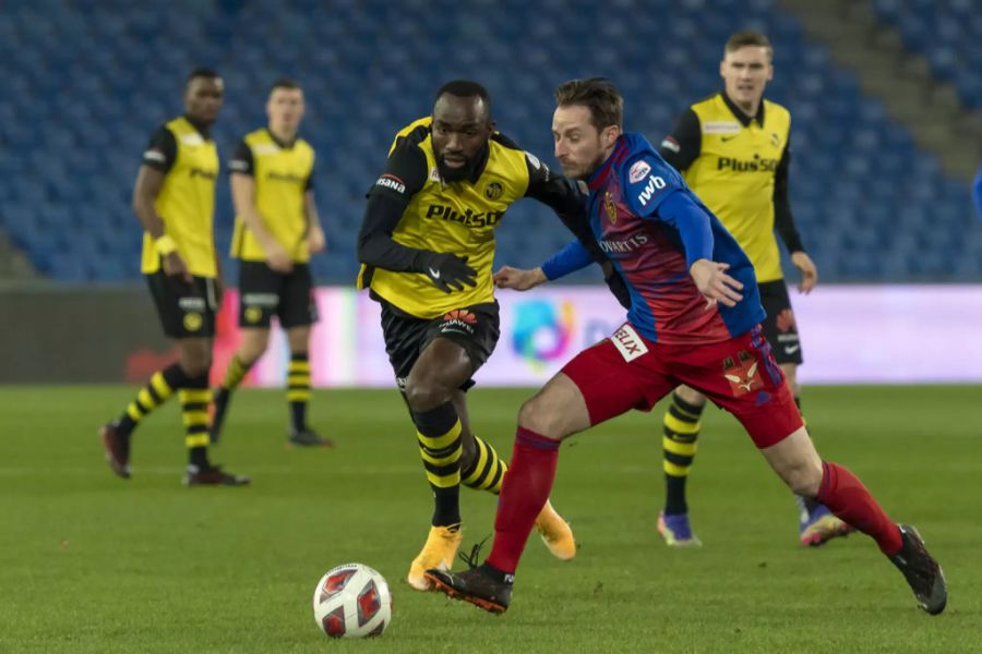 Der FC Basel ist immer einen Schritt später dran als die Berner. Hier kommt Luca Zuffi zu spät.