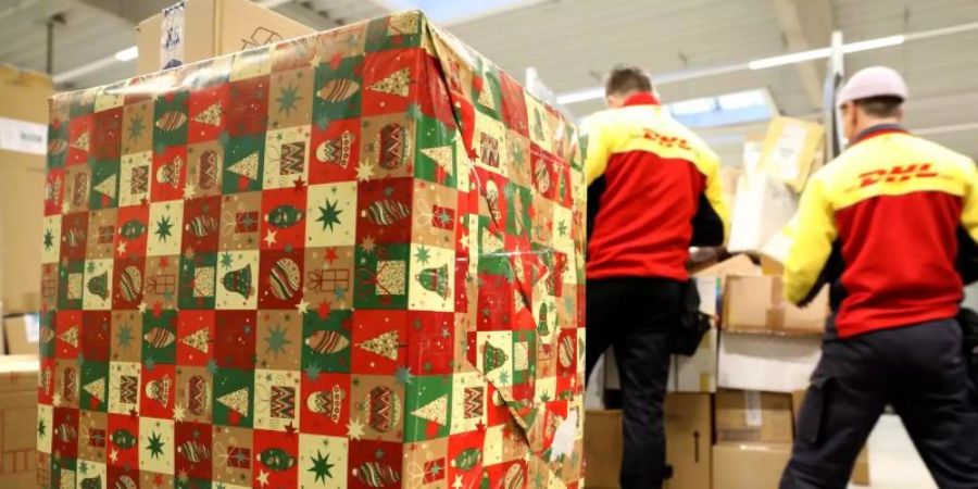 Ansturm bereits vor dem ersten Advent. In der Zustellbasis der Deutschen Post DHL am Hauptbahnhof in Rostock herrscht Hochbetrieb. Foto: Bernd Wüstneck/dpa-Zentralbild/dpa