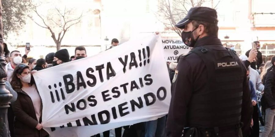 «Schluss damit, ihr ruiniert uns» steht auf einem Banner, das Demonstranten während einer Kundgebung vor dem Consolat de Mar halten, dem Sitz der Regierung der Balearen in Palma de Mallorca. Foto: Isaac Buj/EUROPA PRESS/dpa