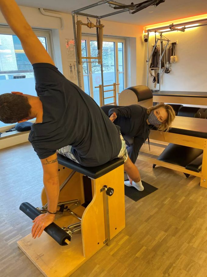 Susanne Kunz blüht in ihrer Rolle als Pilates-Lehrerin auf. Derzeit darf sie wegen Corona nur online unterrichten. srf