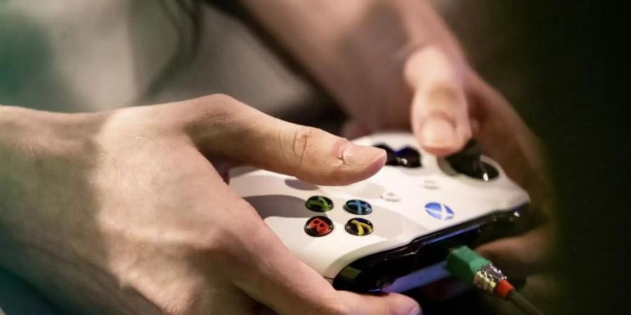 Trotz der ersten Niederlage stehen die FIFA-Profis von RB Leipzig weiter an der Tabellenspitze der Süd-Ost-Division der Virtual Bundesliga. Foto: Christoph Soeder/dpa