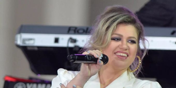 Kelly Clarkson singt ins Mikrofon. (Archivbild) Kelly Clarkson Mikrofon