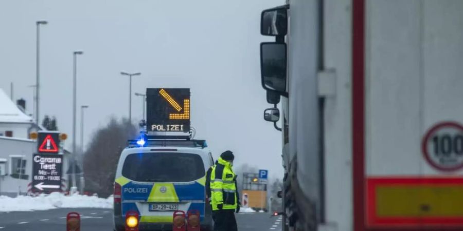 Die Bundespolizei kontrolliert am deutsch-tschechischen Grenzübergang im bayerischen Schirnding. Foto: Bernd März/dpa-Zentralbild/dpa